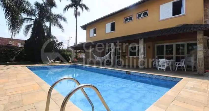 Casa à venda com piscina e 4 quartos em peruíbe, no bairro balneario josedy