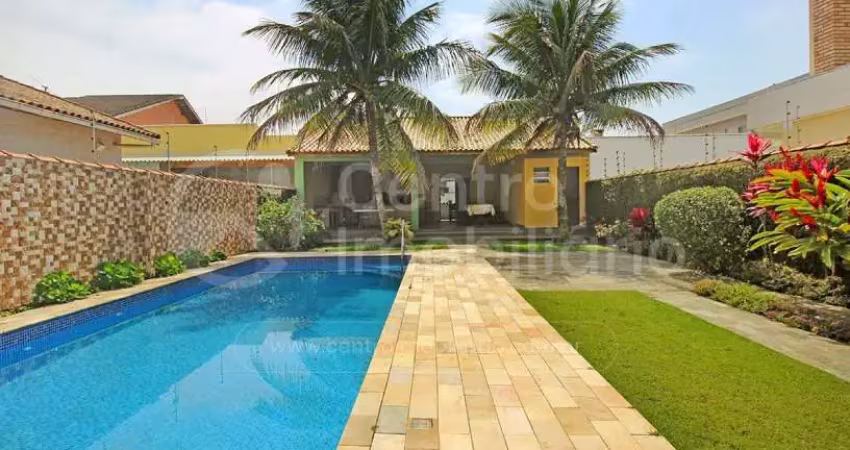 Casa à venda com piscina e 3 quartos em peruíbe, no bairro jardim beira mar