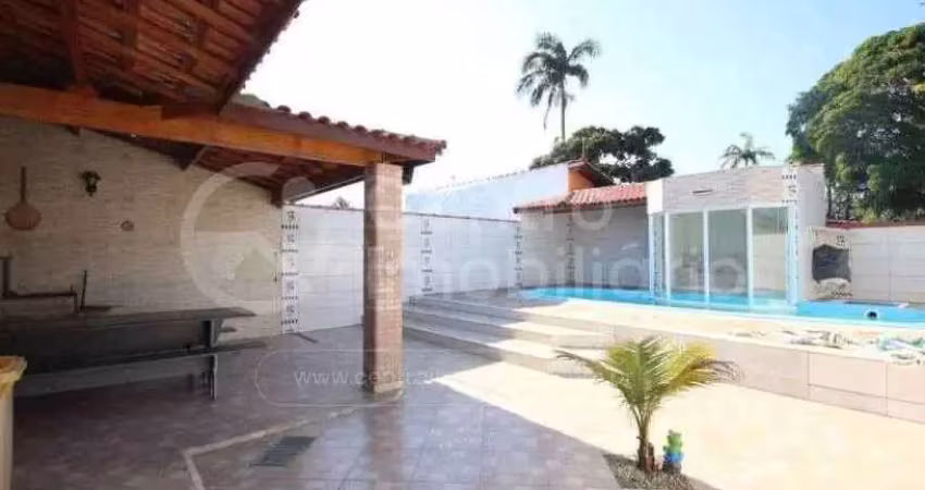 Casa à venda com piscina e 3 quartos em peruíbe, no bairro maria h novaes