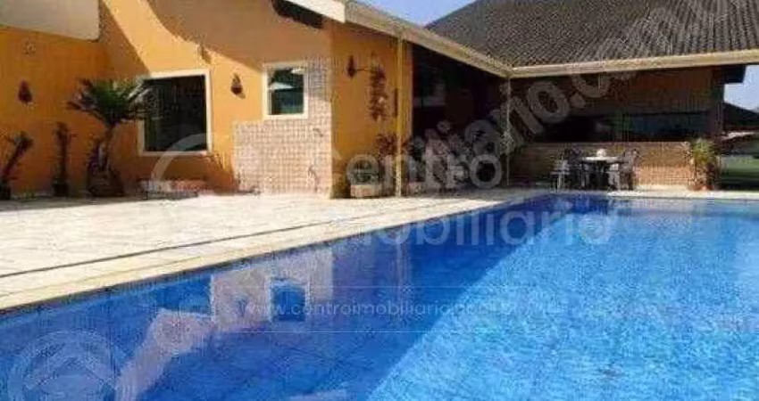 Casa à venda com piscina e 3 quartos em peruíbe, no bairro balneario sao joao batista