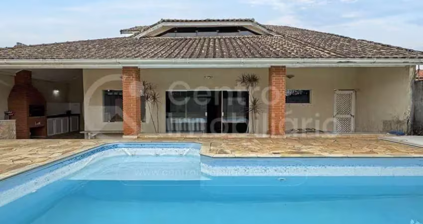 Casa à venda com piscina e 3 quartos em peruíbe, no bairro jardim imperador