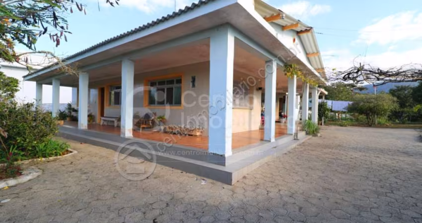 CASA à venda com 3 quartos em Peruíbe, no bairro Centro