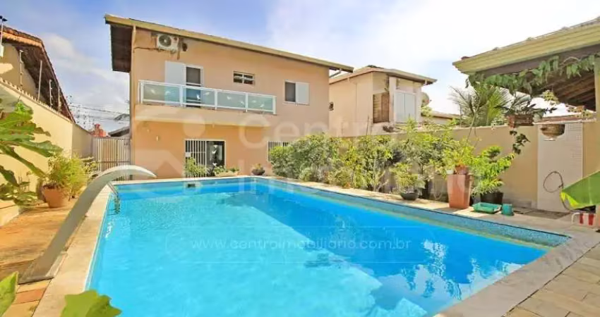 Casa à venda com piscina e 3 quartos em peruíbe, no bairro jardim beira mar