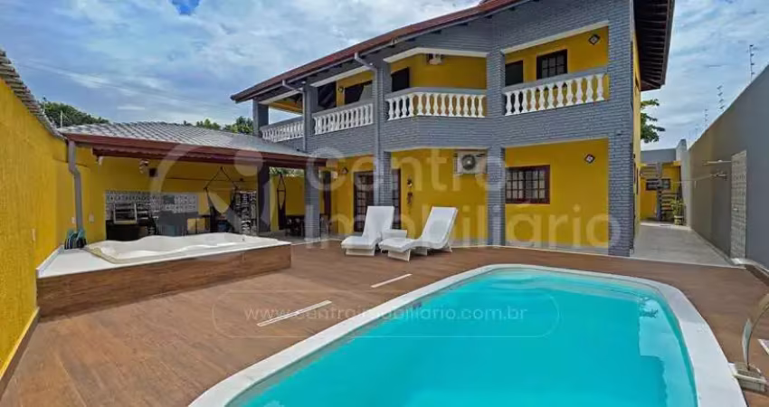 Casa à venda com piscina e 3 quartos em peruíbe, no bairro jardim icaraiba