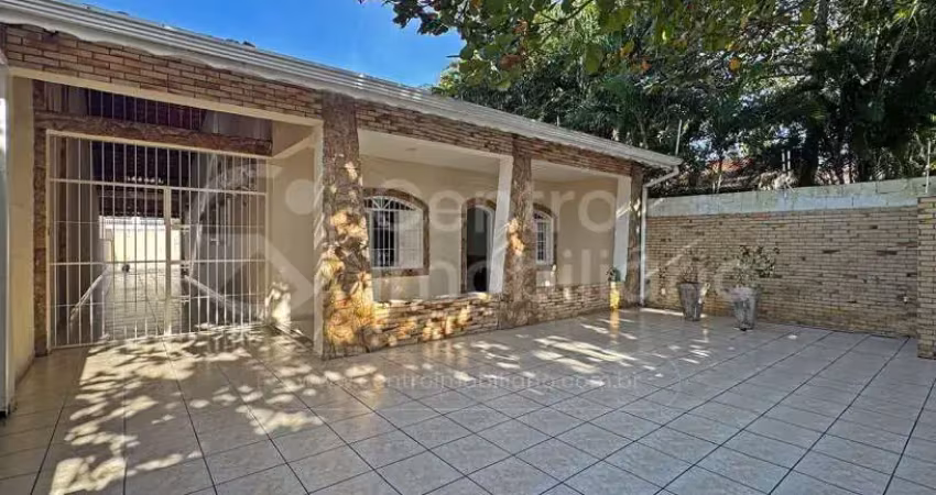 Casa à venda com 3 quartos em peruíbe, no bairro centro