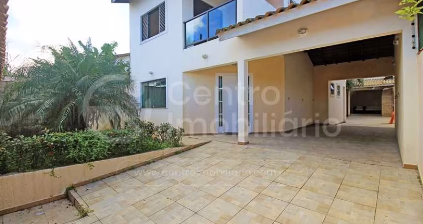 CASA à venda com 3 quartos em Peruíbe, no bairro Jardim Icaraiba
