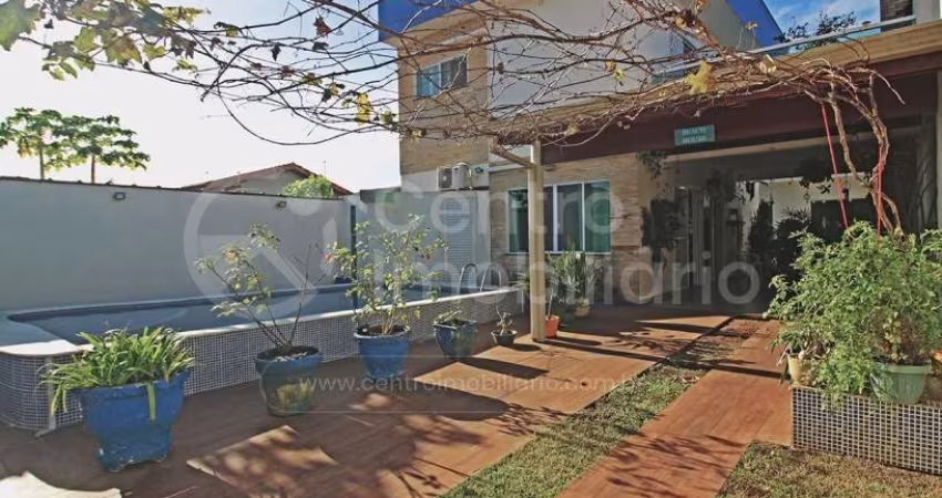 CASA à venda com piscina e 3 quartos em Peruíbe, no bairro Jardim Marcia