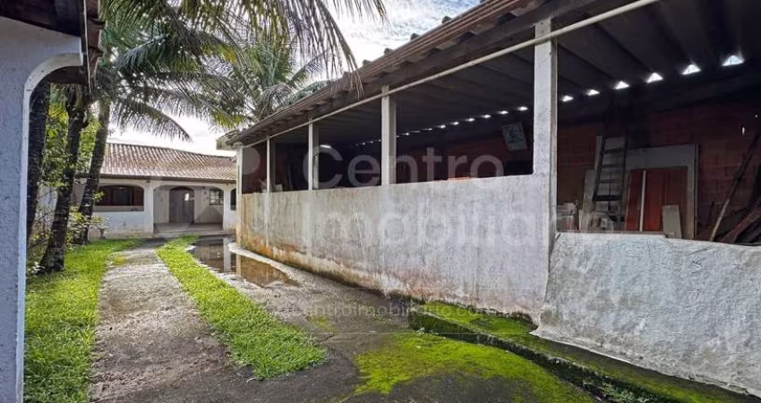 CASA à venda com 2 quartos em Peruíbe, no bairro Centro