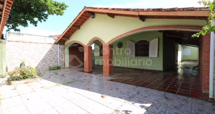 CASA à venda com 3 quartos em Peruíbe, no bairro Parque Balneario Oasis