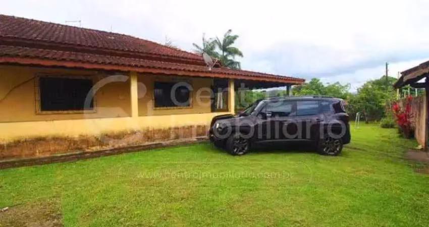Casa à venda com piscina e 3 quartos em peruíbe, no bairro estancia antonio novaes