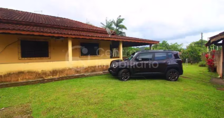 Casa à venda com piscina e 3 quartos em peruíbe, no bairro estancia antonio novaes