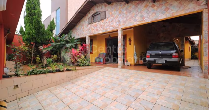 CASA à venda com 4 quartos em Peruíbe, no bairro Centro
