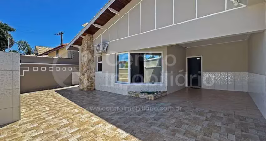 Casa à venda com piscina e 3 quartos em peruíbe, no bairro jardim imperador