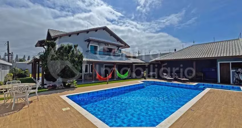 Casa à venda com piscina e 4 quartos em peruíbe, no bairro parque turistico