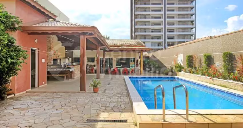 Casa à venda com piscina e 3 quartos em peruíbe, no bairro centro