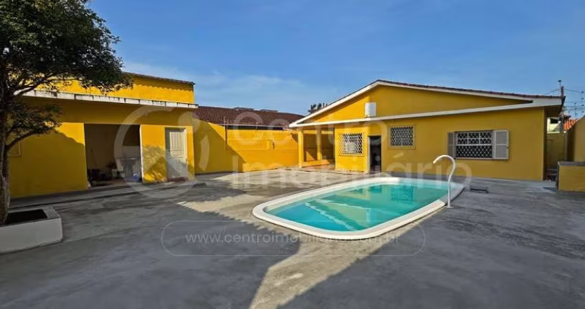 CASA à venda com piscina e 2 quartos em Peruíbe, no bairro Centro