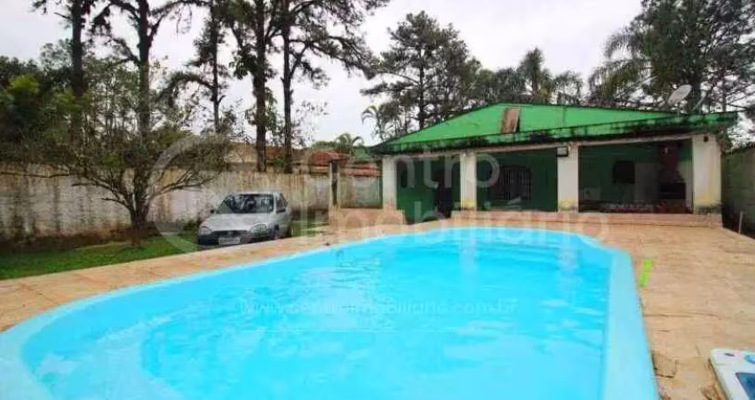 Casa à venda com piscina e 3 quartos em peruíbe, no bairro estancia antonio novaes