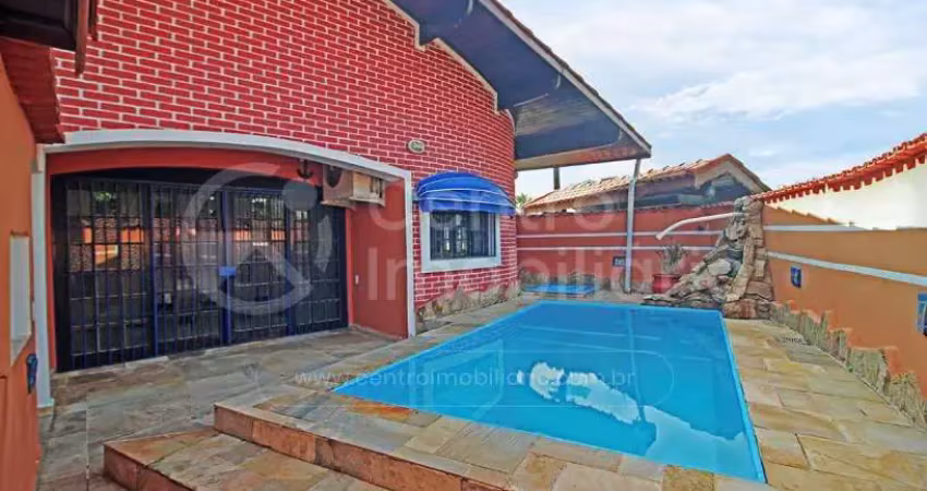 Casa à venda com piscina e 3 quartos em peruíbe, no bairro jardim imperador