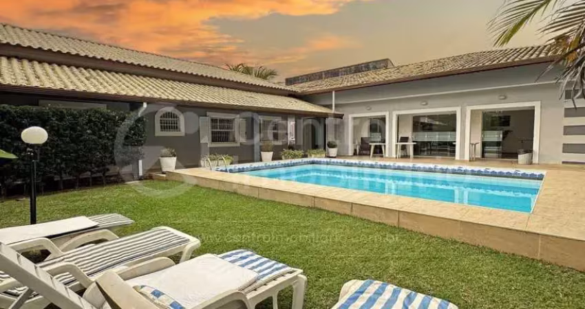 Casa à venda com piscina e 3 quartos em peruíbe, no bairro parque balneario oasis