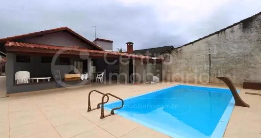 Casa à venda com piscina e 3 quartos em peruíbe, no bairro stella maris