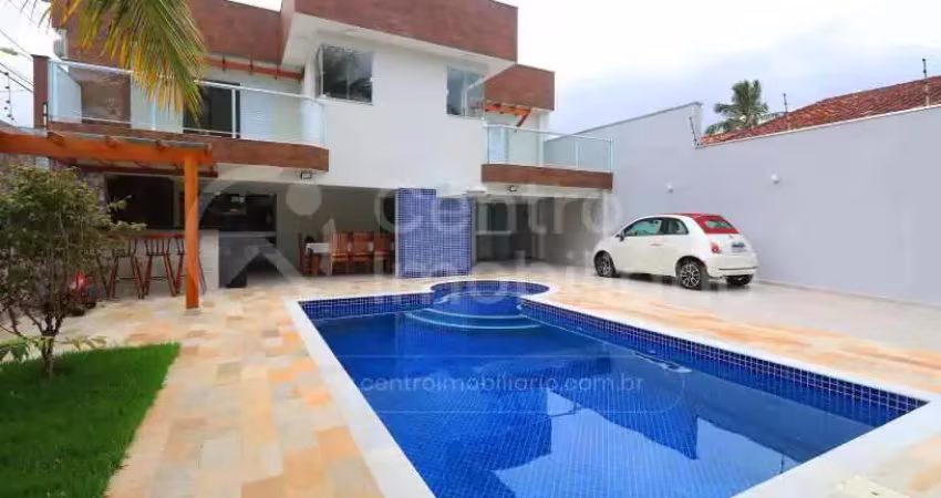 Casa à venda com piscina e 3 quartos em peruíbe, no bairro estancia sao jose