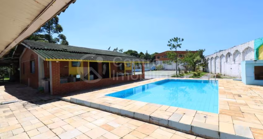 CASA à venda com piscina e 4 quartos em Peruíbe, no bairro Estancia Antonio Novaes