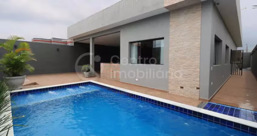 Casa à venda com piscina e 3 quartos em peruíbe, no bairro flora rica iii
