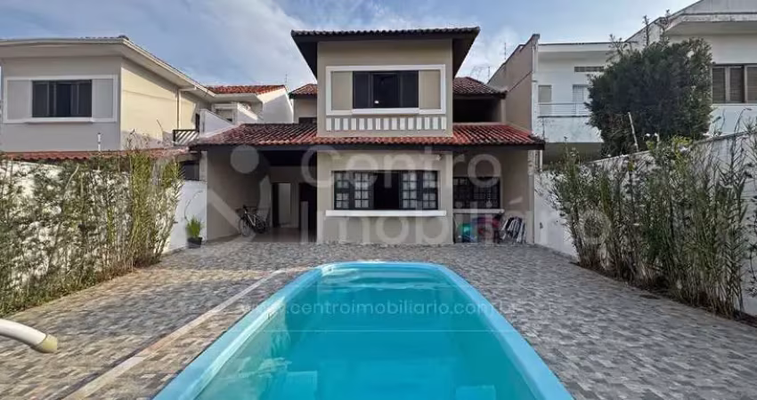 Casa à venda com piscina e 4 quartos em peruíbe, no bairro jardim três marias