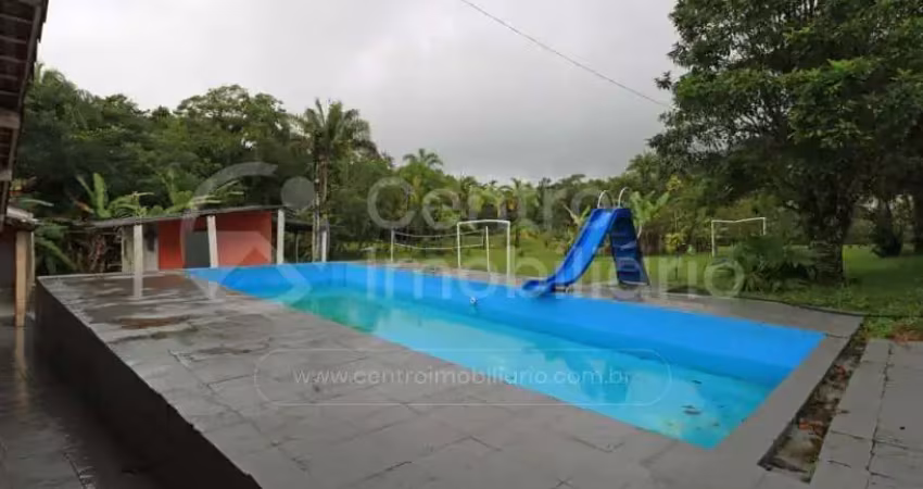 Casa à venda com piscina e 3 quartos em peruíbe, no bairro bananal