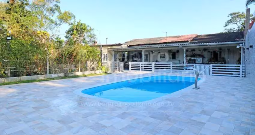 Casa à venda com piscina e 3 quartos em peruíbe, no bairro jardim somar