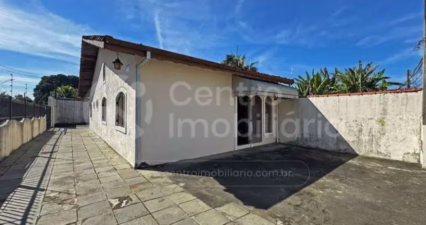 Casa à venda com 3 quartos em peruíbe, no bairro centro