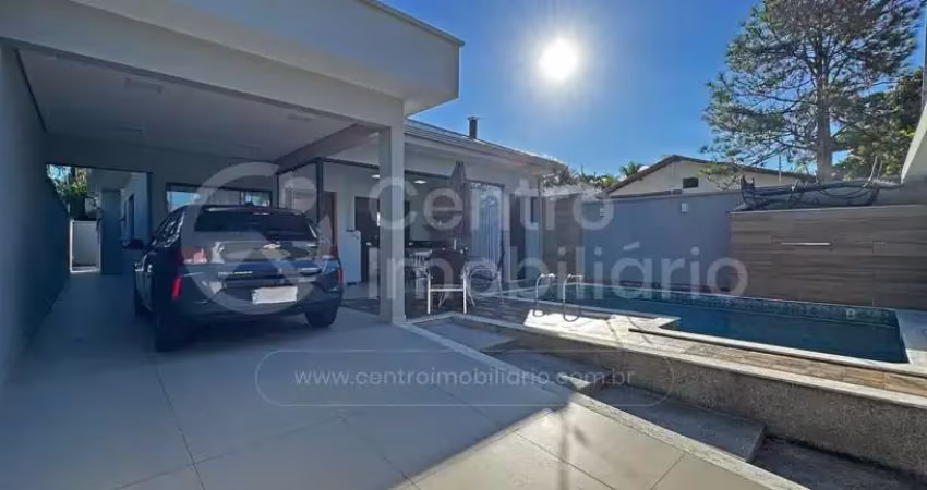 Casa à venda com piscina e 3 quartos em peruíbe, no bairro jardim três marias