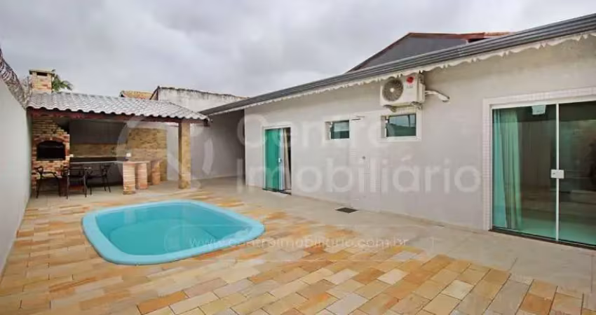 Casa à venda com piscina e 4 quartos em peruíbe, no bairro jardim três marias