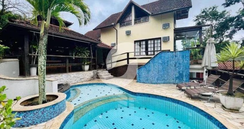 Casa de condomínio para venda possui 504 metros quadrados com 4 quartos