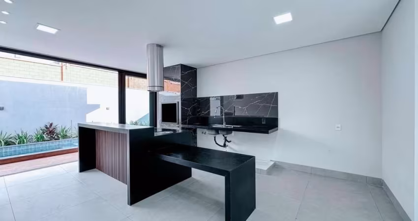 Casa Condomínio 3 suítes sendo a master com closet Bairro Granja Marileusa