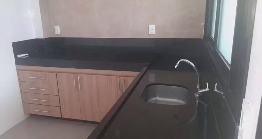 Casa a venda em dois pavimentos, com 3/4 sendo um suíte com sacada , bairro bem