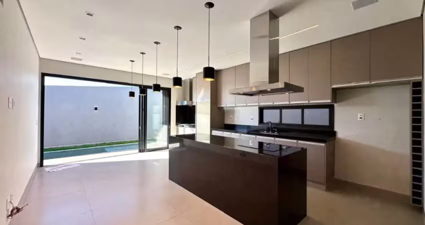 Casa com fino acabamento e 4 suítes à venda, em condomínio na vila do golf