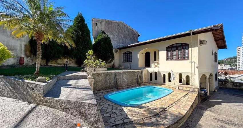 Casa com 3 dormitórios à venda, 242 m² por R$ 689.000,00 - Escola Agrícola - Blumenau/SC
