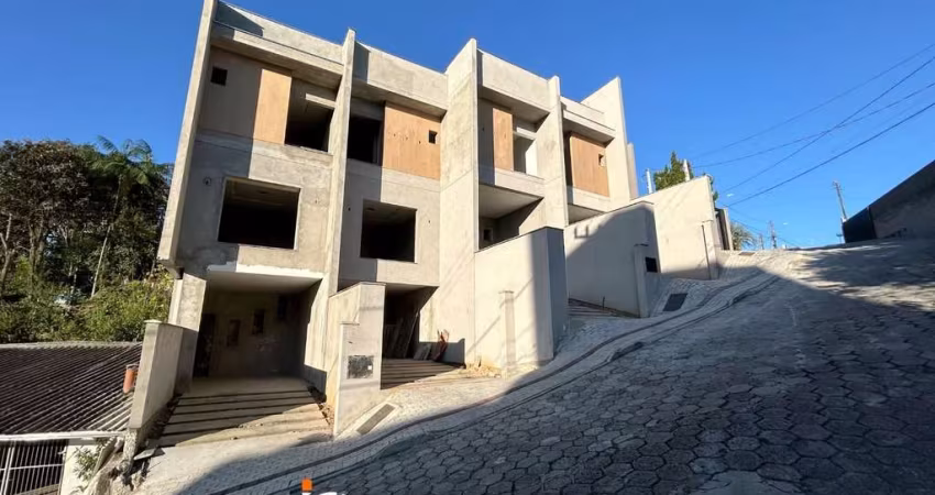 Sobrado com 3 dormitórios à venda, 140 m² por R$ 530.000,00 - Água Verde - Blumenau/SC