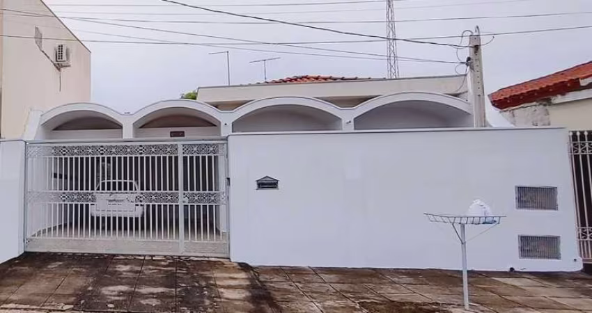 CASA TÉRREA A VENDA EM INDAIATUBA NA REGIÃO CENTRAL COM AMPLO TERRENO E EDÍCULA
