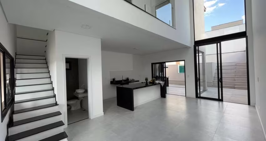 Luxuosa casa em condomínio à venda em Indaiatuba-SP, no bairro Loteamento Park Gran Reserve. 3 quartos, 3 suítes, 2 salas, 4 banheiros, 4 vagas de garagem, 228 m² de área. Venha conferir!