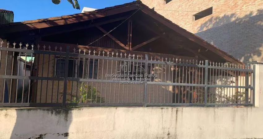 Linda casa proximo ao centro de mongagua, perto de comercios e escolas , 50 metros da praia !!!