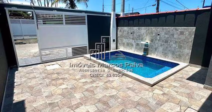 Casa nova, com piscina, a 50m da praia, na cidade de Mongaguá.