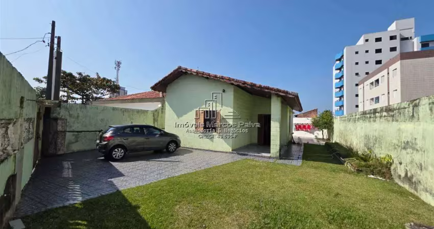 Casa com amplo terreno a apenas 100 metros da praia, em localização privilegiada!