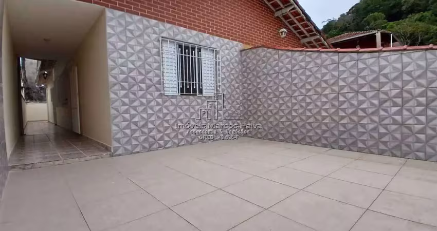 Casa térrea localizada no bairro itaóca, em mongaguá, a poucos metros da praia!