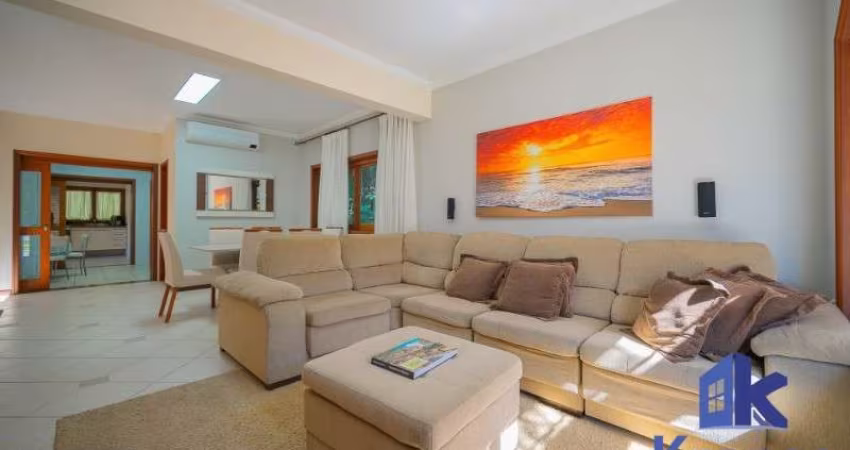 Casa com 3 suítes,1 suíte master com closet e hidro, escritório reversível p/ mais um dormitório.