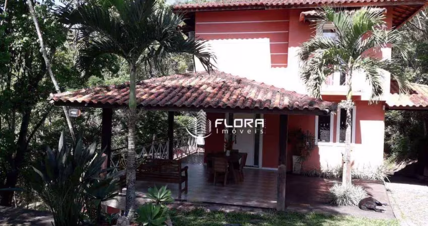 Casa em condomínio, estilo colonial, com edícula, total de 5 quartos, sendo 3 suítes, com 235 m², à venda por r$ 789.000, niterói- rj