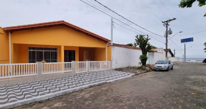 Sobrado lado praia no bairro Campo Eliseos, em Itanhaém-SP