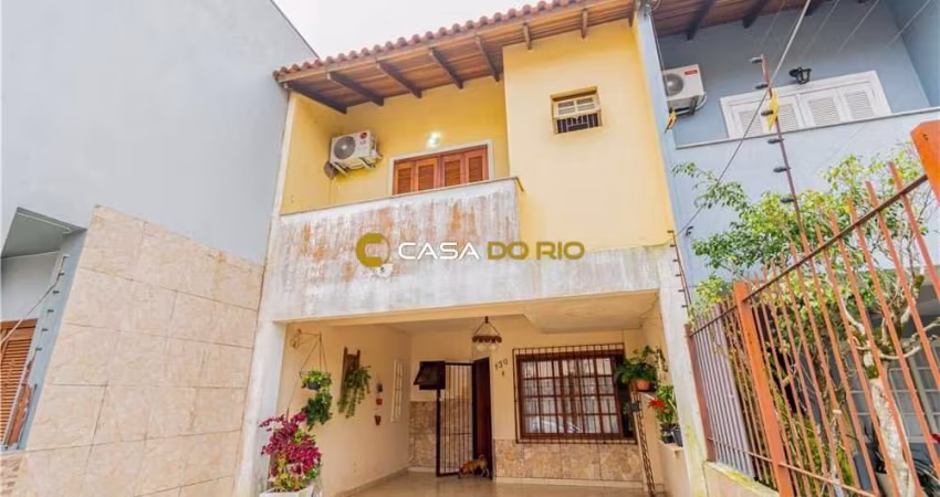 Casa à venda na Rua Moacyr Godoy Ilha, 130, Guarujá, Porto Alegre