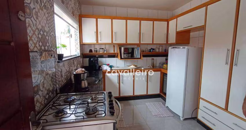 Casa com 3 dormitórios à venda por R$ 650.000